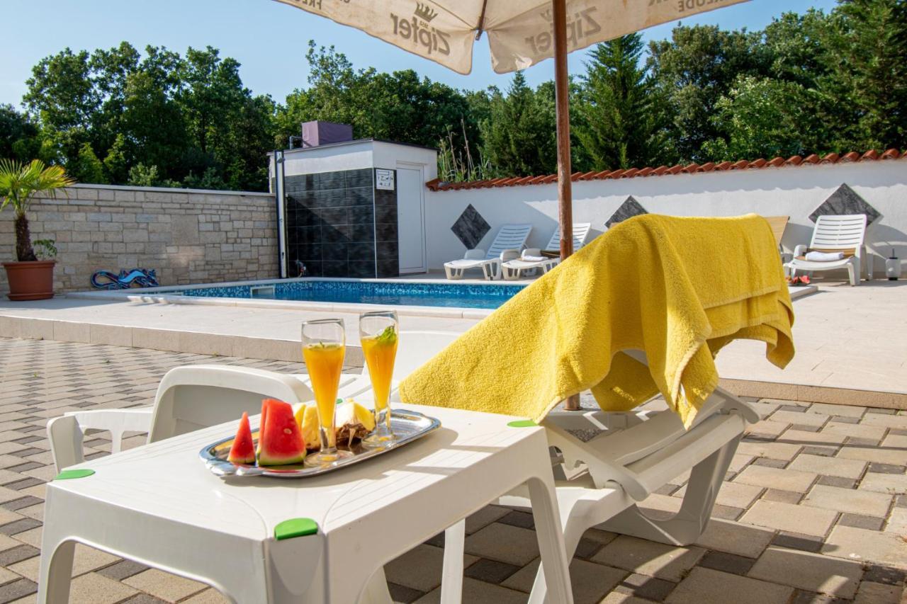 Apartments With Pool In Pula,Croatia Exterior photo