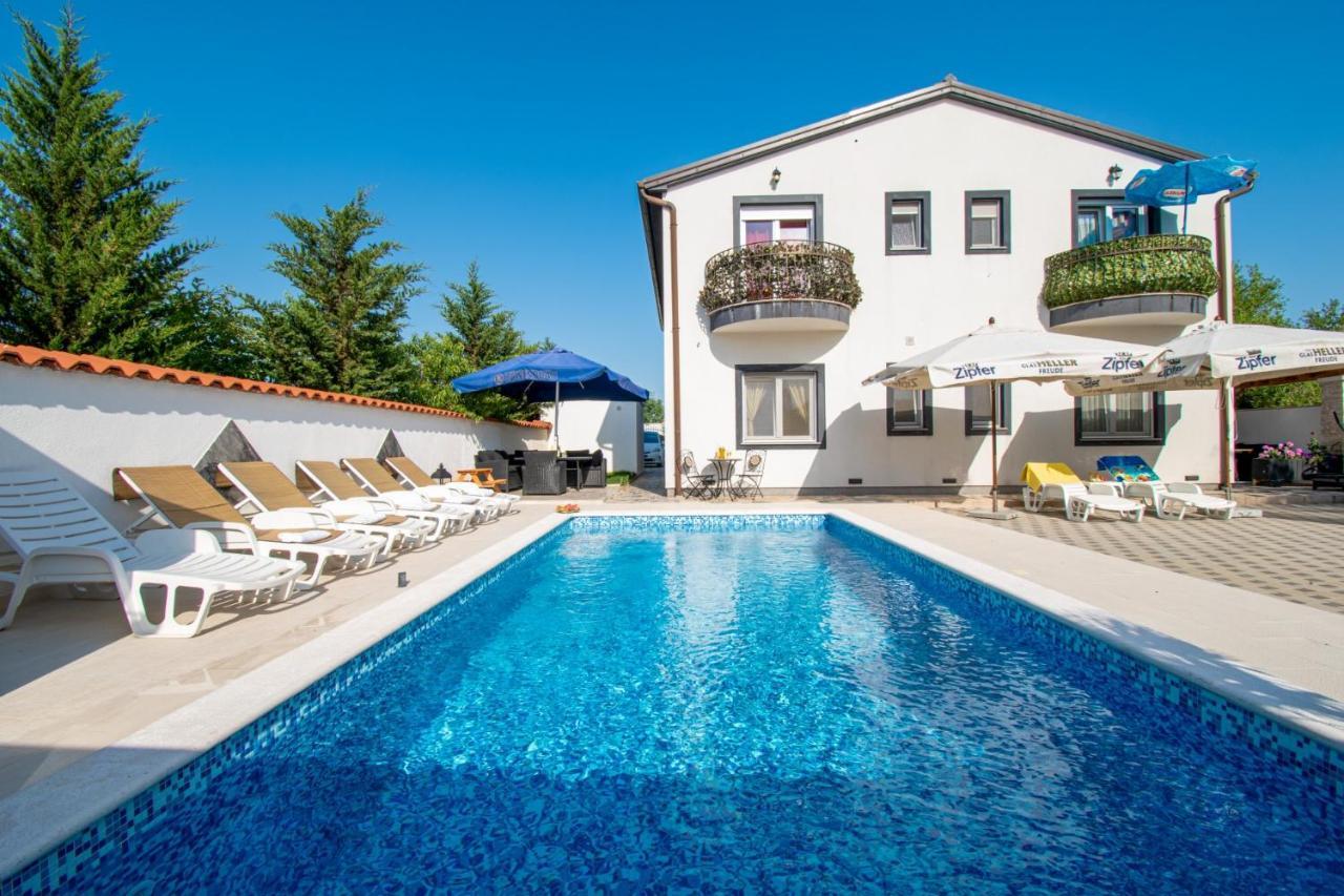 Apartments With Pool In Pula,Croatia Exterior photo