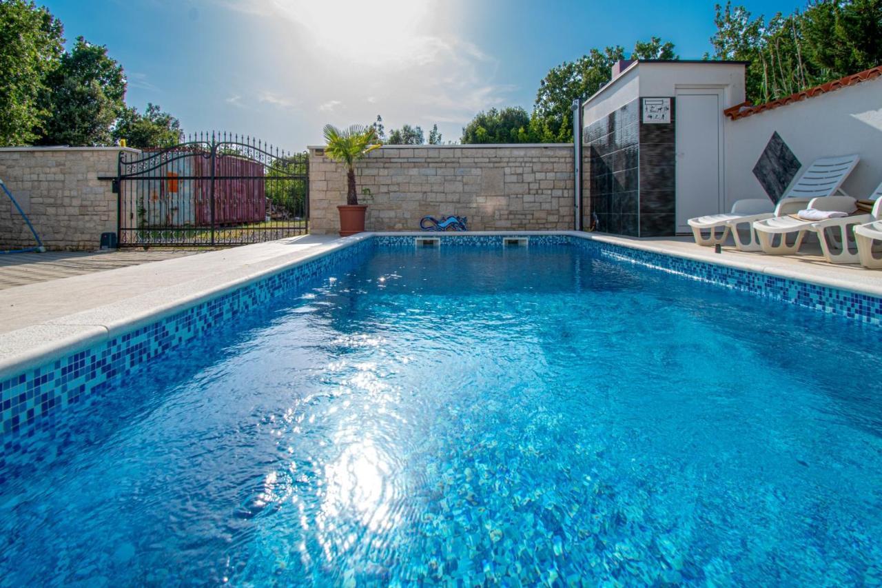 Apartments With Pool In Pula,Croatia Exterior photo